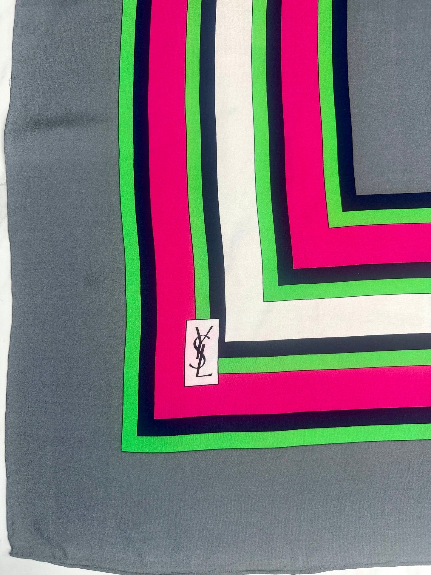 Carré soie Yves Saint Laurent gris motif graphique néon encadré vintage authentique