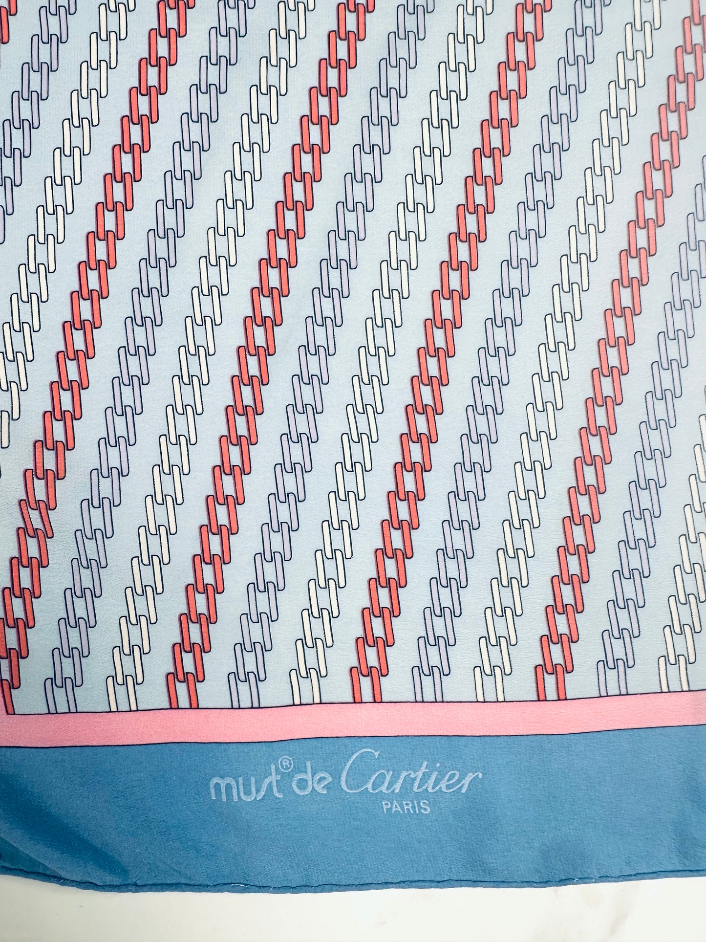Carré en soie Must de Cartier bleu motif monogramme chaîne vintage authentique