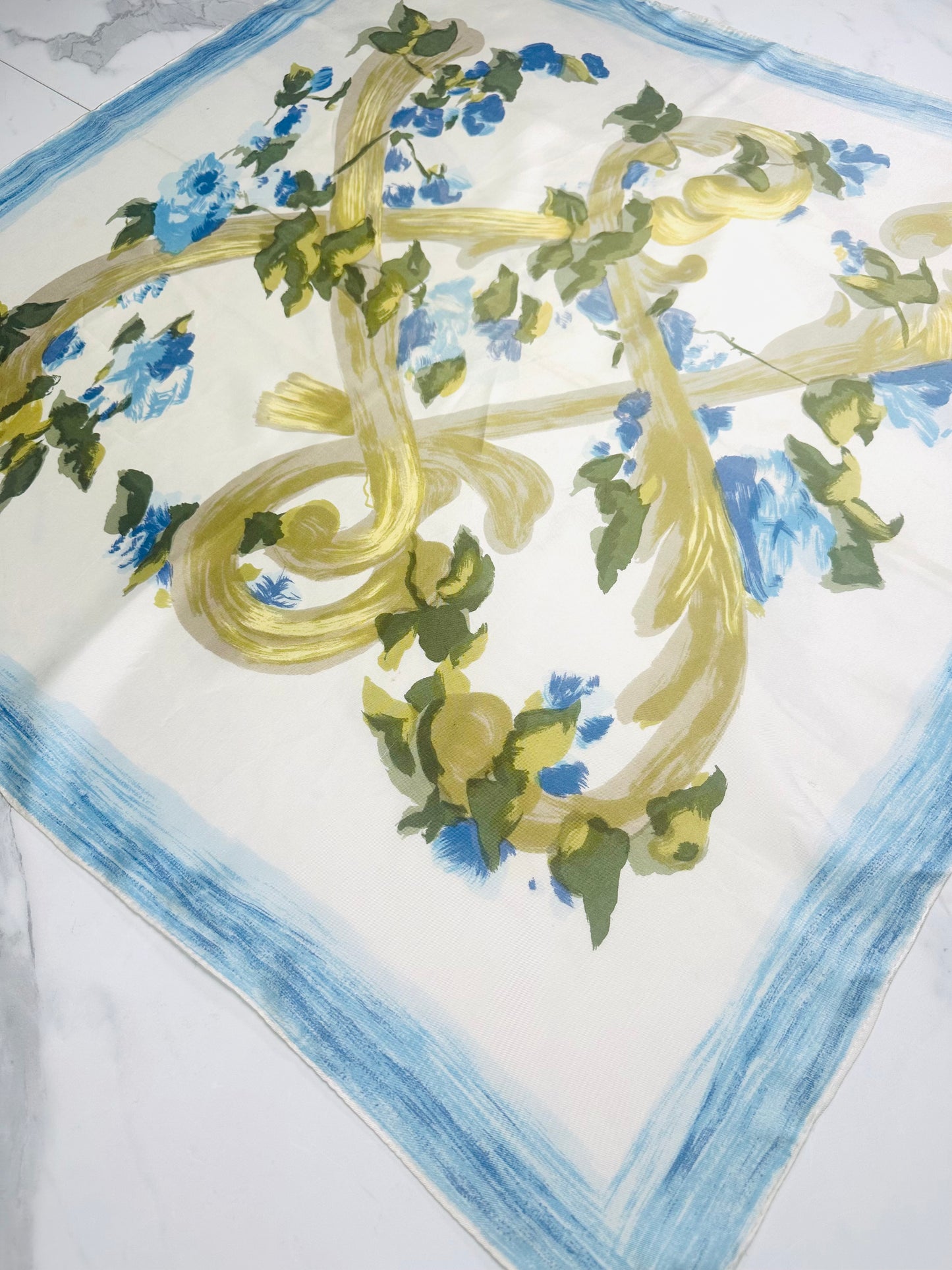 Carré en soie Pierre Balmain Paris au motif floral délicat vintage