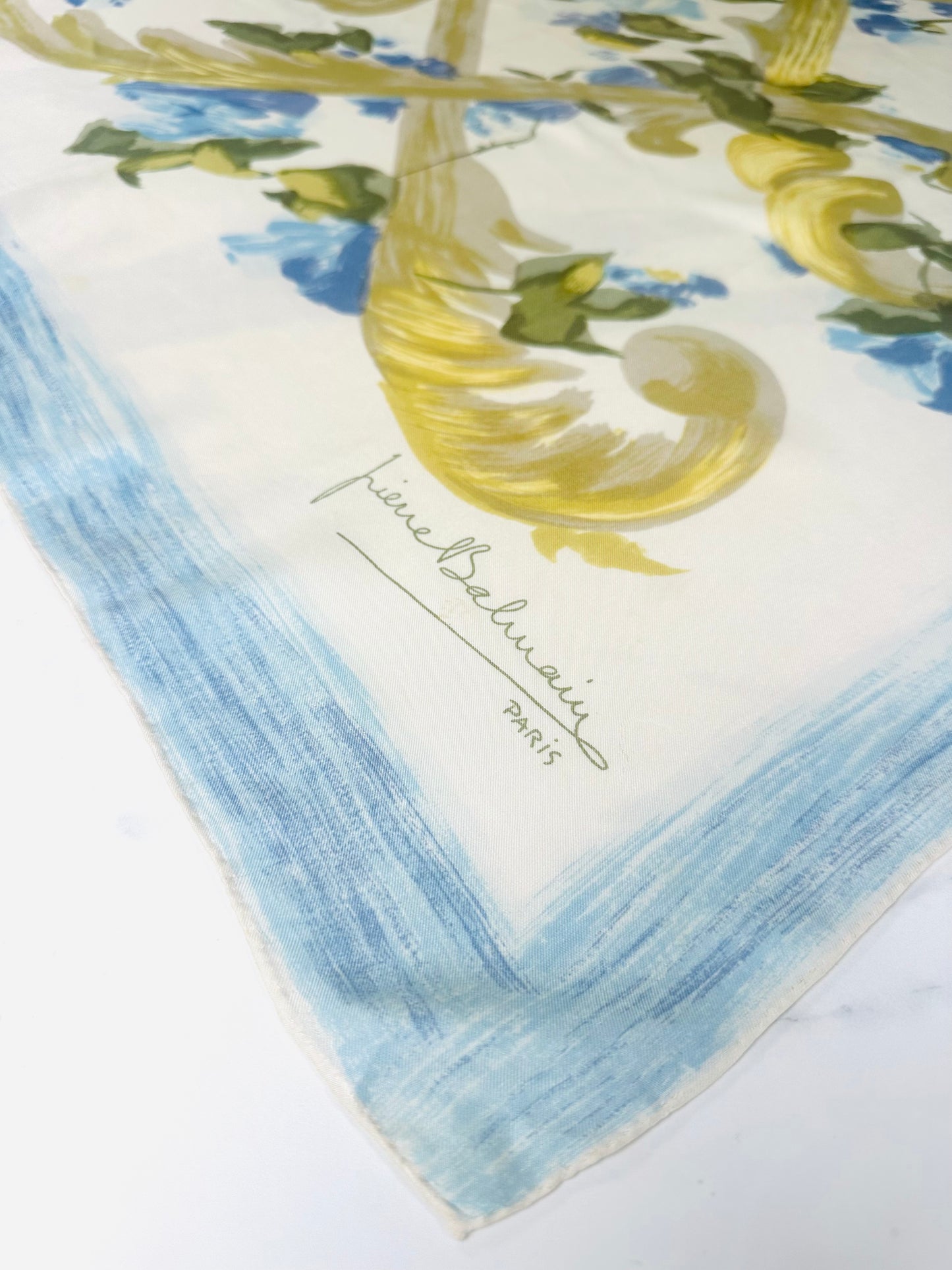Carré en soie Pierre Balmain Paris au motif floral délicat vintage