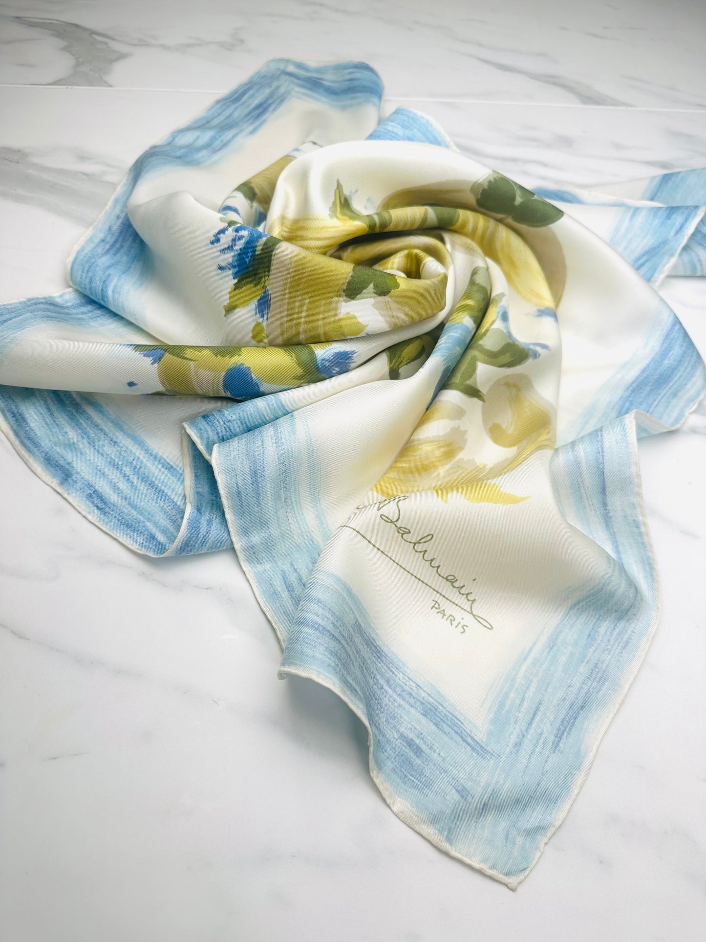 Carré en soie Pierre Balmain Paris au motif floral délicat vintage