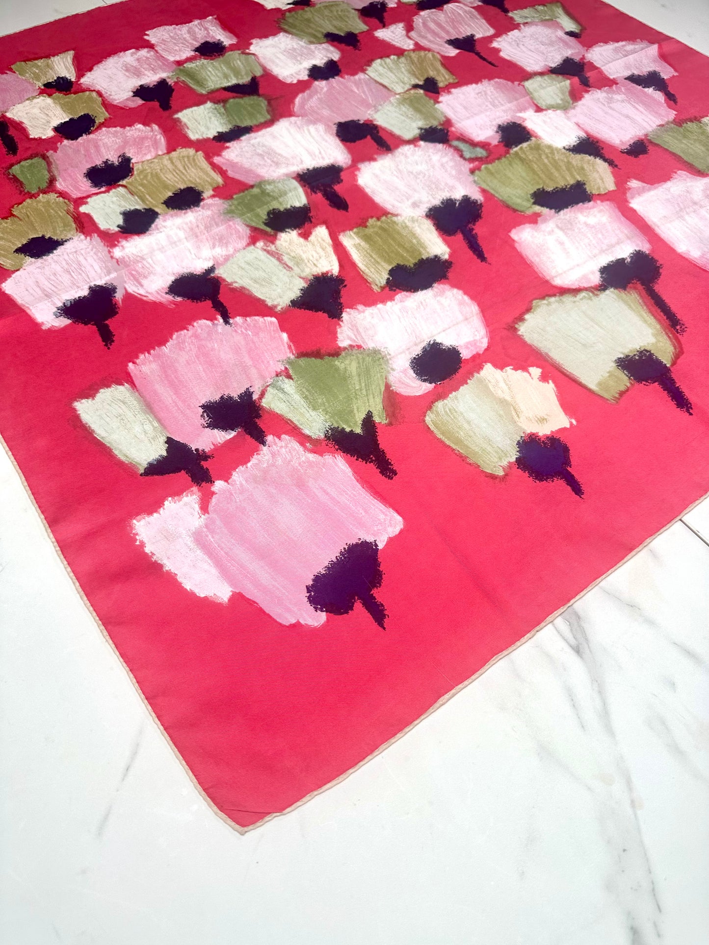 Carré en soie fuchsia Pierre Balmain Paris au motif floral stylisé vintage