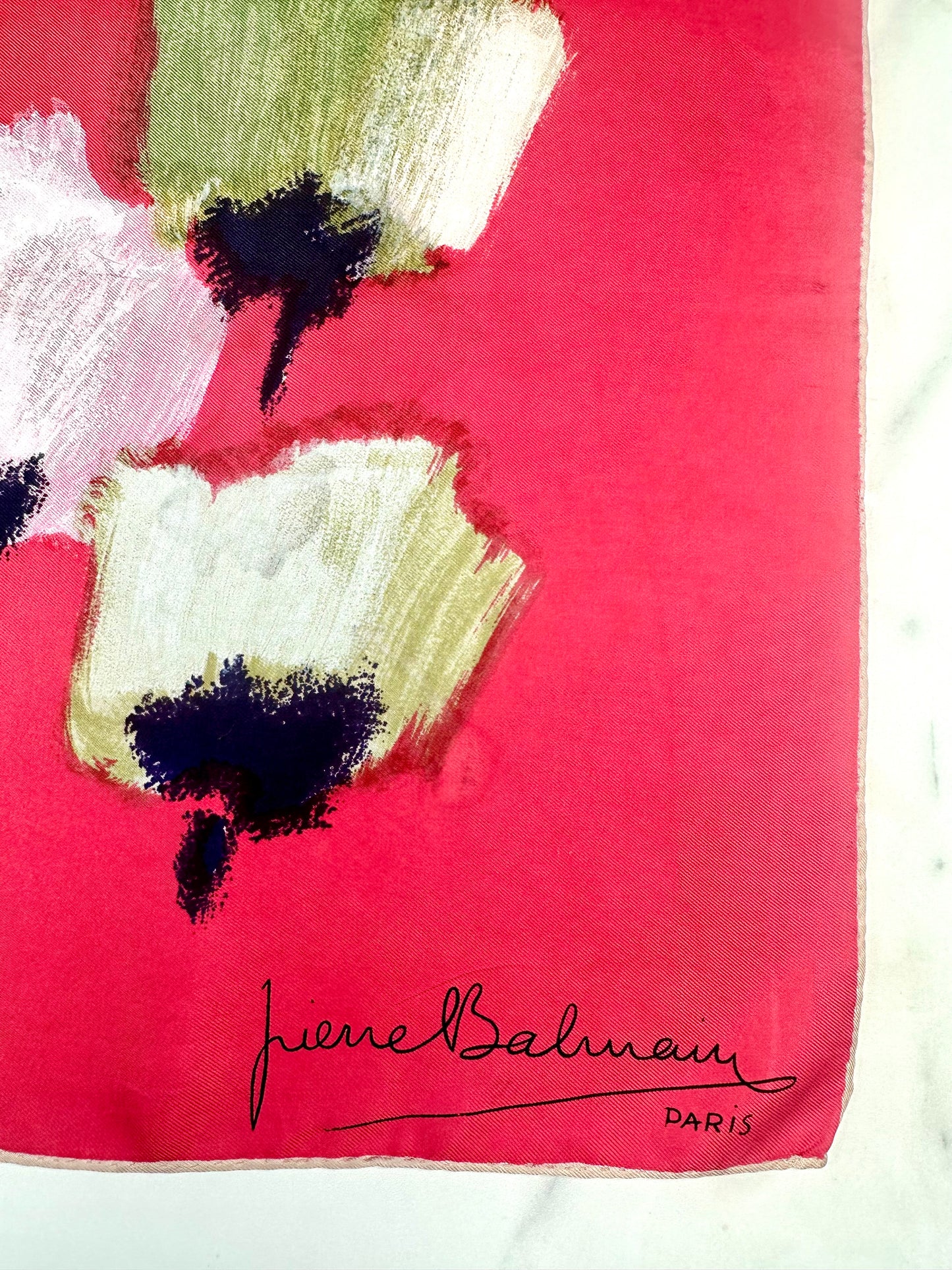 Carré en soie fuchsia Pierre Balmain Paris au motif floral stylisé vintage