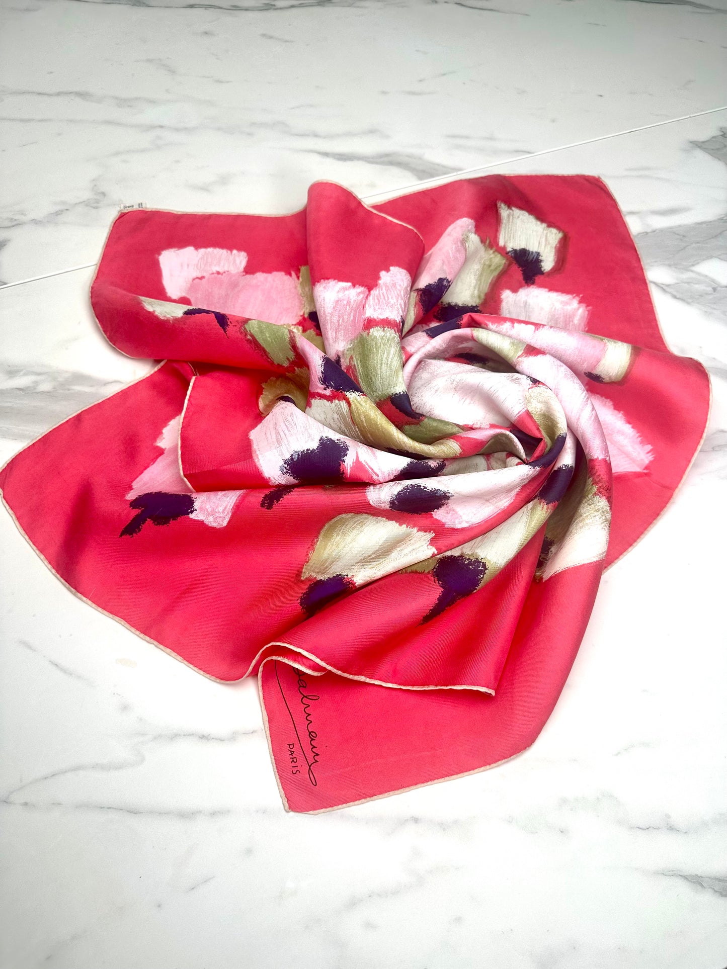 Carré en soie fuchsia Pierre Balmain Paris au motif floral stylisé vintage