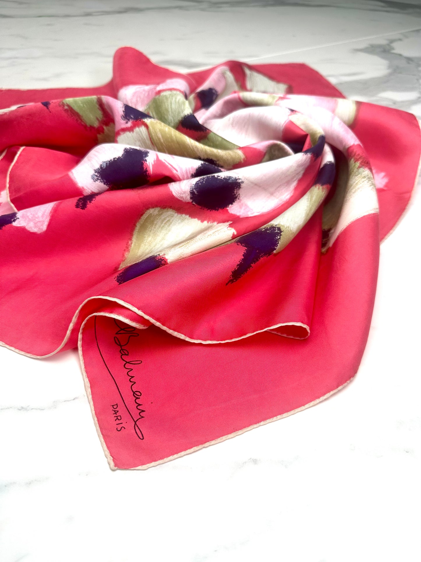 Carré en soie fuchsia Pierre Balmain Paris au motif floral stylisé vintage