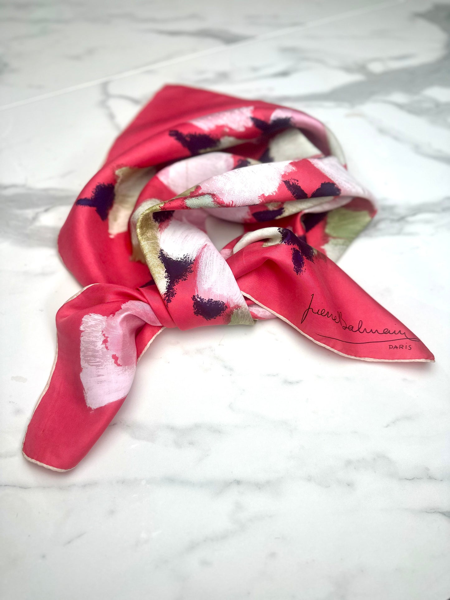 Carré en soie fuchsia Pierre Balmain Paris au motif floral stylisé vintage