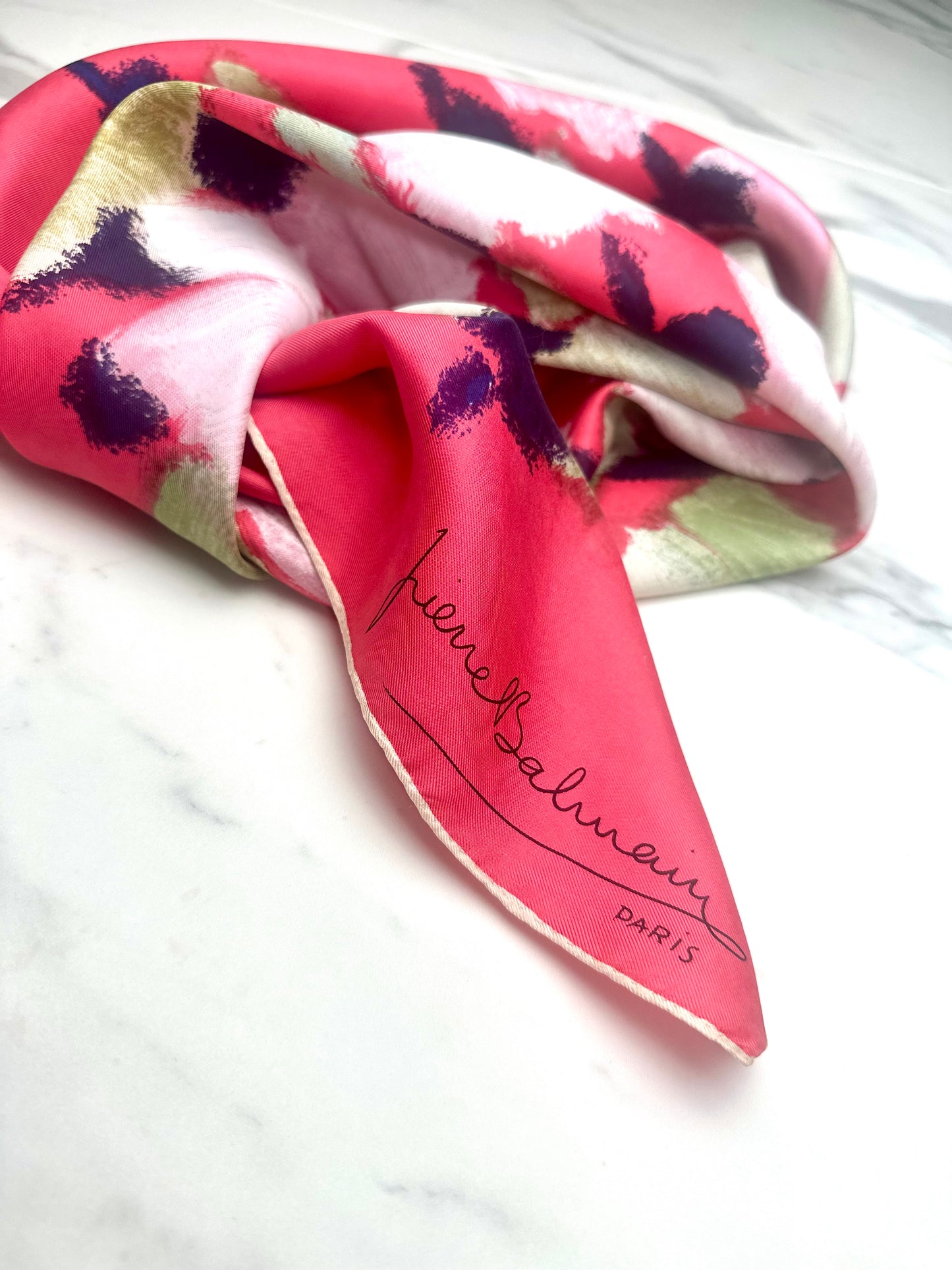 Carré en soie fuchsia Pierre Balmain Paris au motif floral stylisé vintage