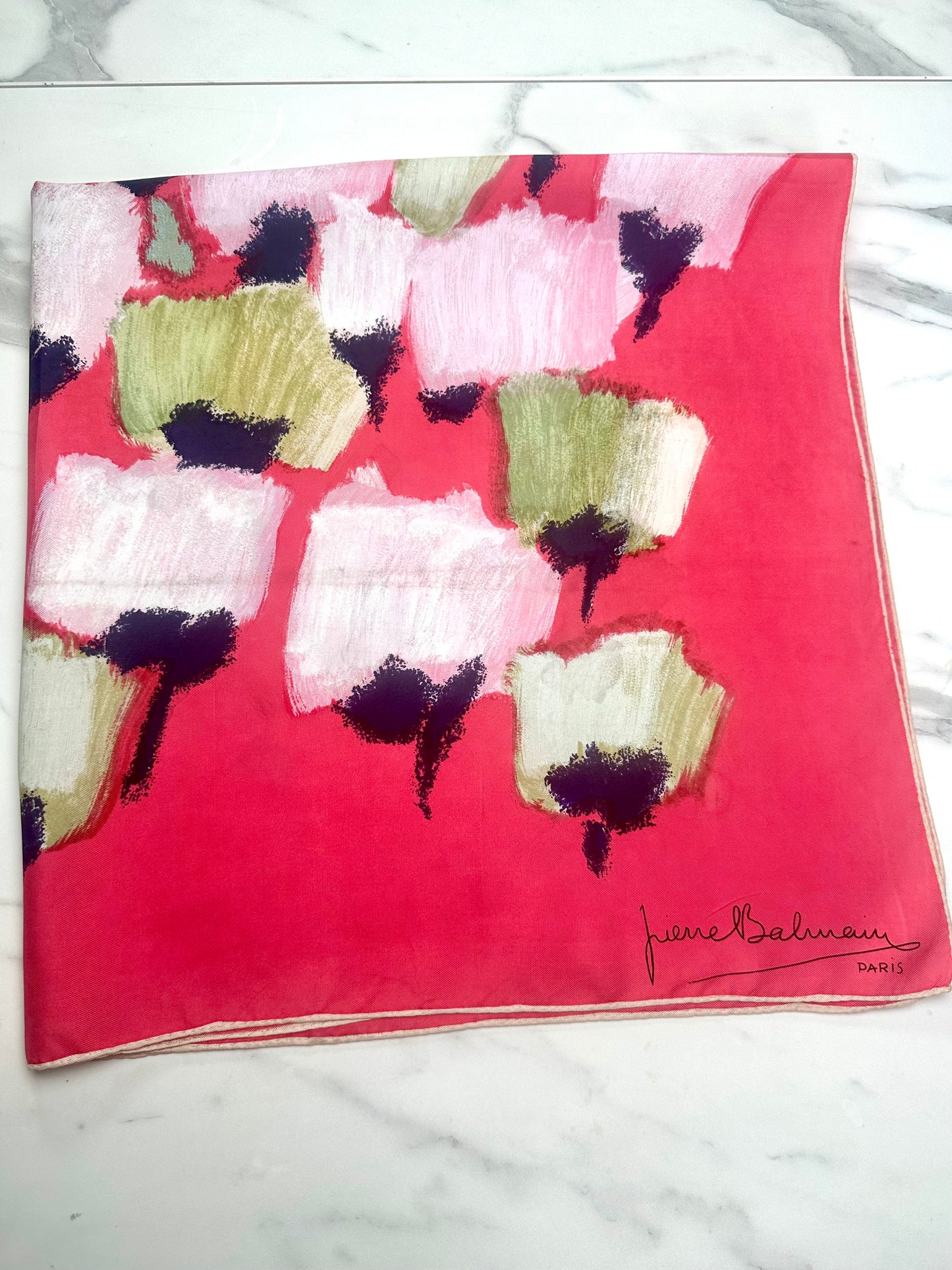 Carré en soie fuchsia Pierre Balmain Paris au motif floral stylisé vintage