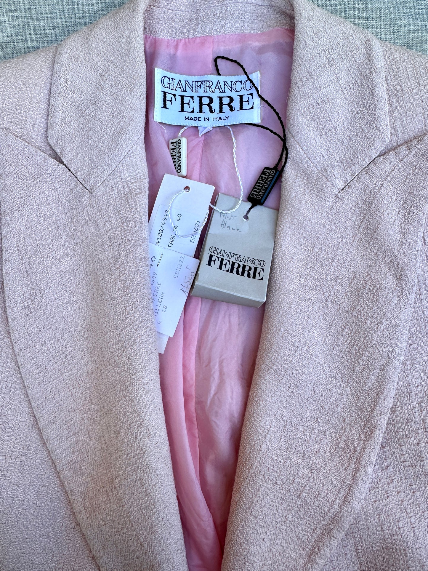 Ensemble tailleur en soie sauvage rose poudré Gianfranco Ferré neuf