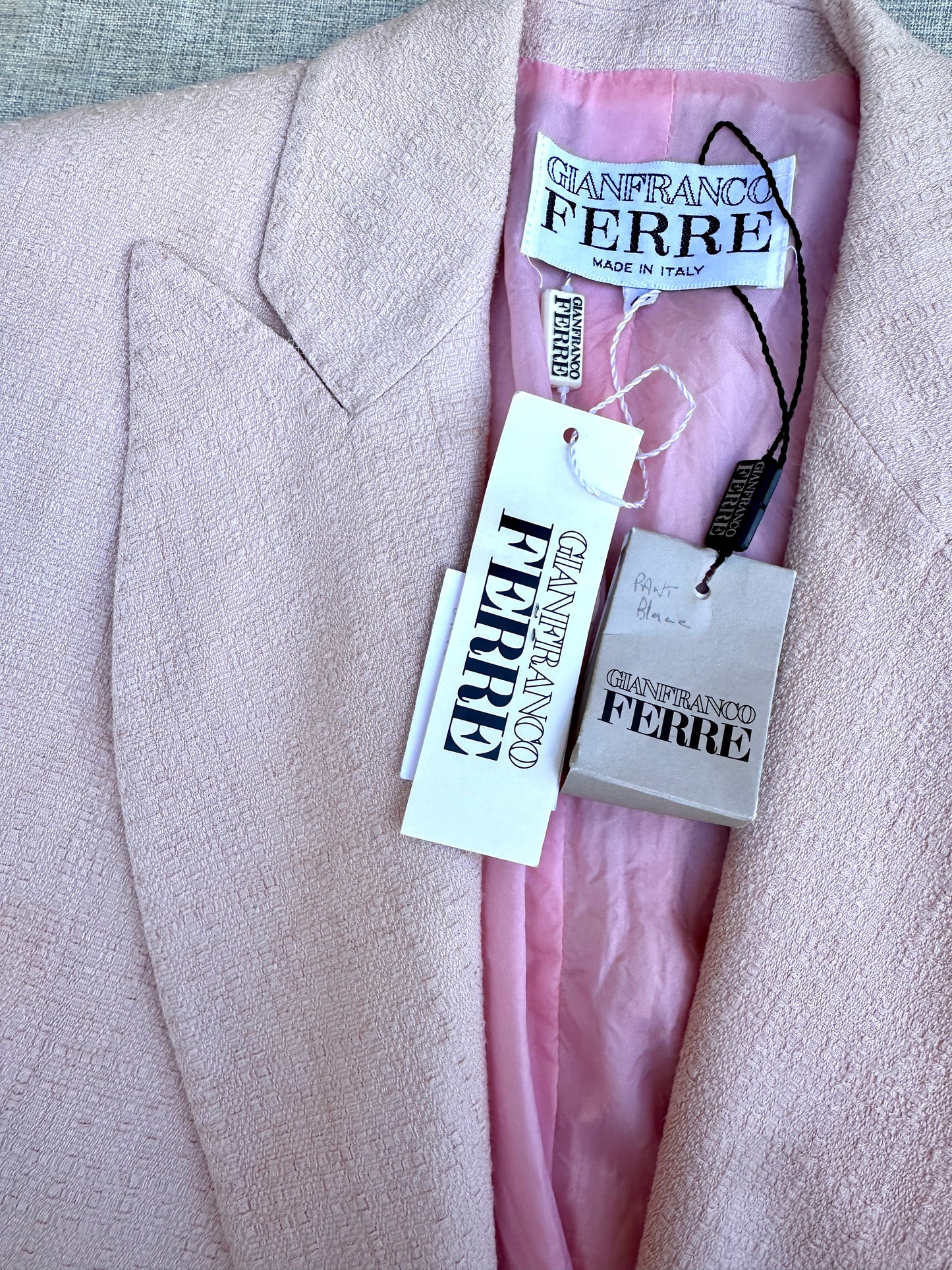 Ensemble tailleur en soie sauvage rose poudré Gianfranco Ferré neuf