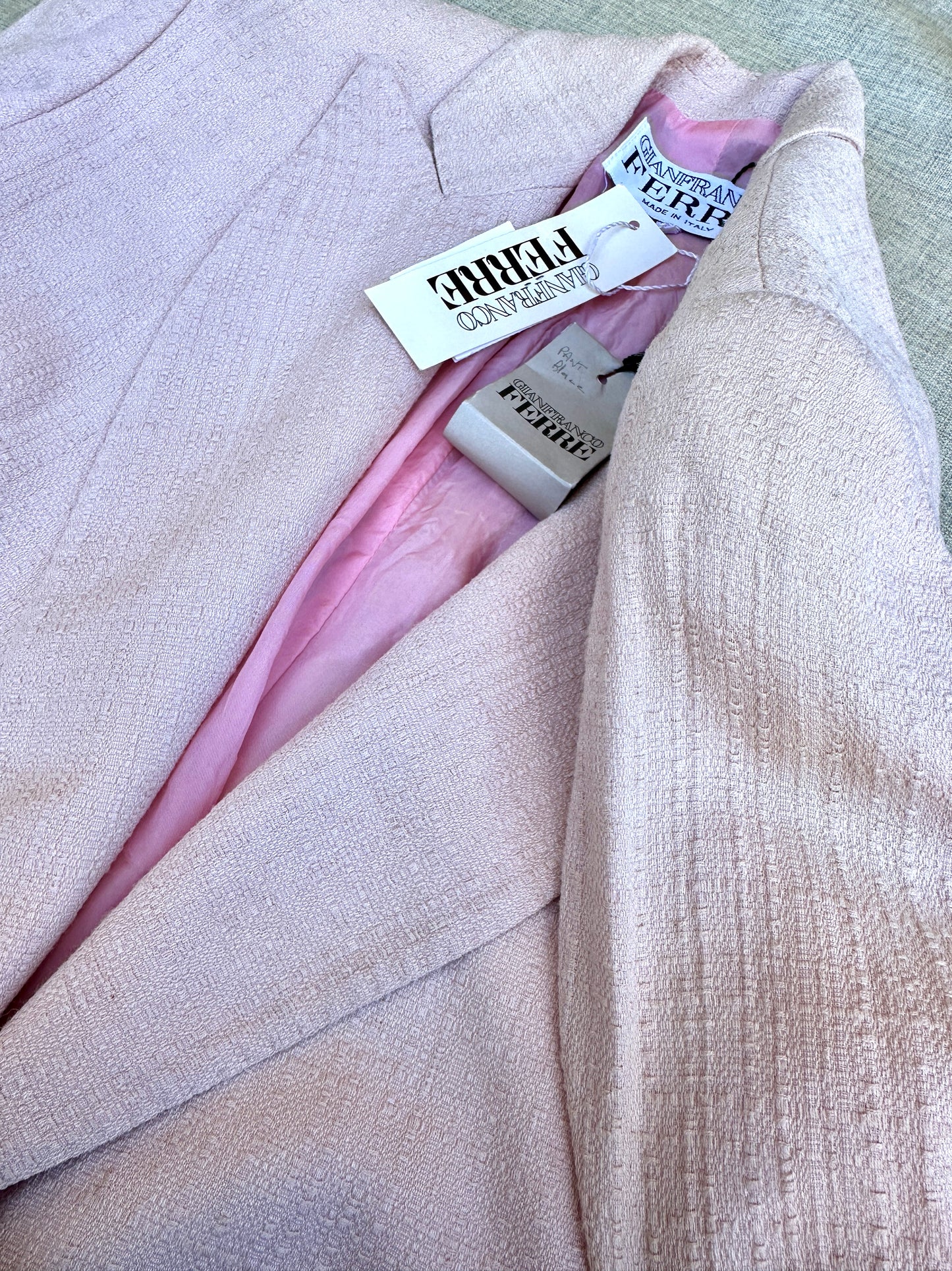 Ensemble tailleur en soie sauvage rose poudré Gianfranco Ferré neuf