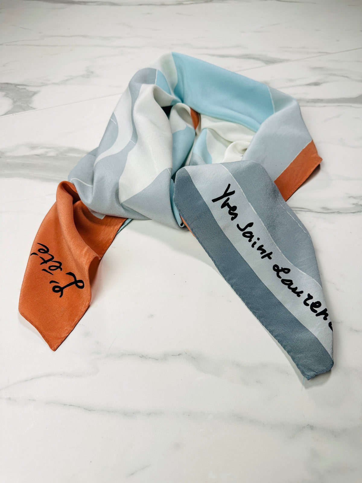 Carré Yves Saint Laurent en soie motif l'été vintage authentique