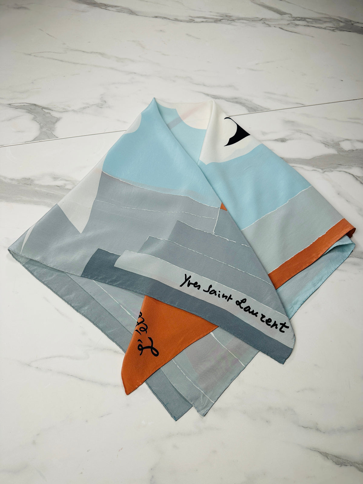 Carré Yves Saint Laurent en soie motif l'été vintage authentique