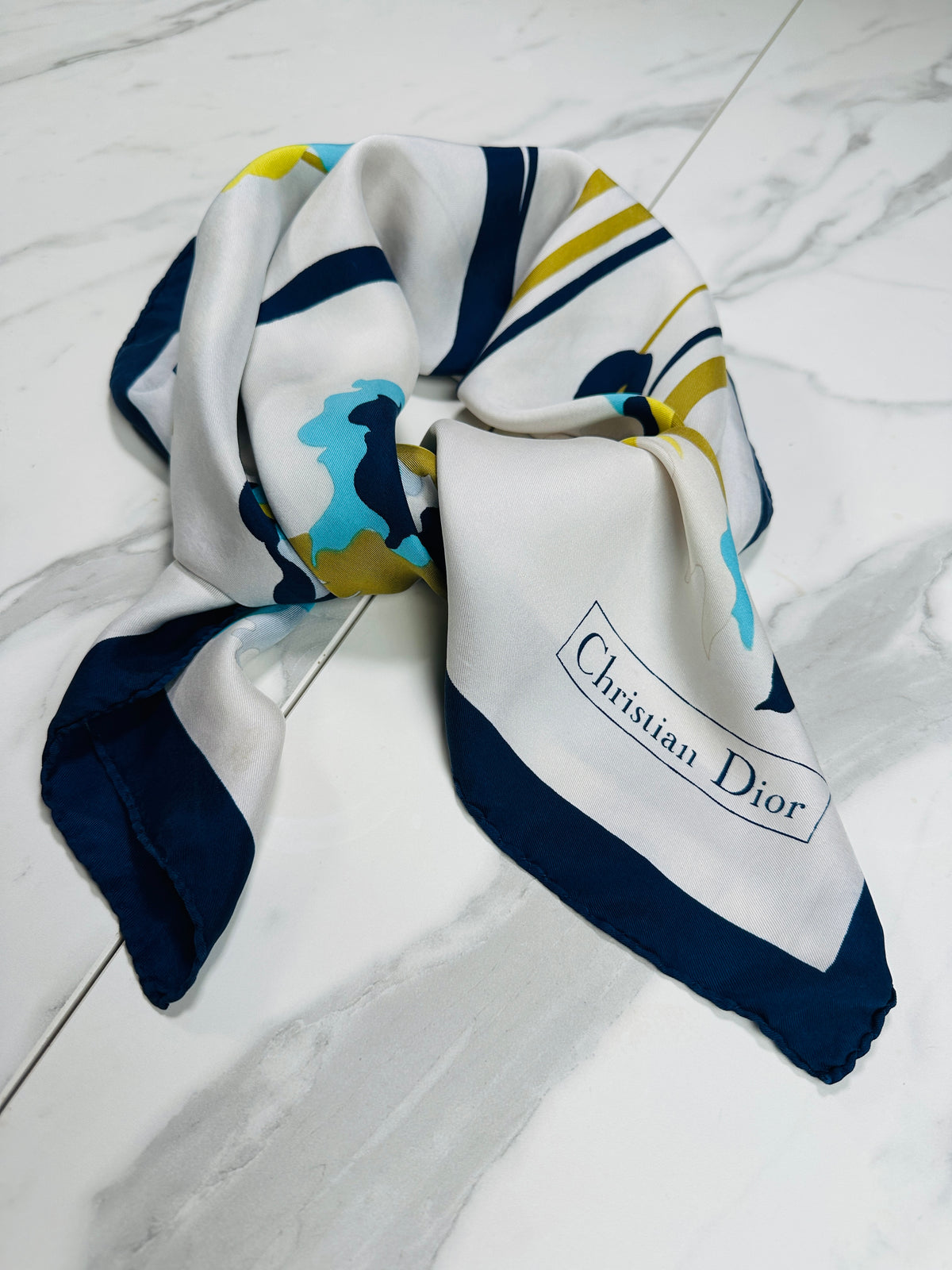 Carré Christian Dior en soie crème et marine motif floral vintage authentique