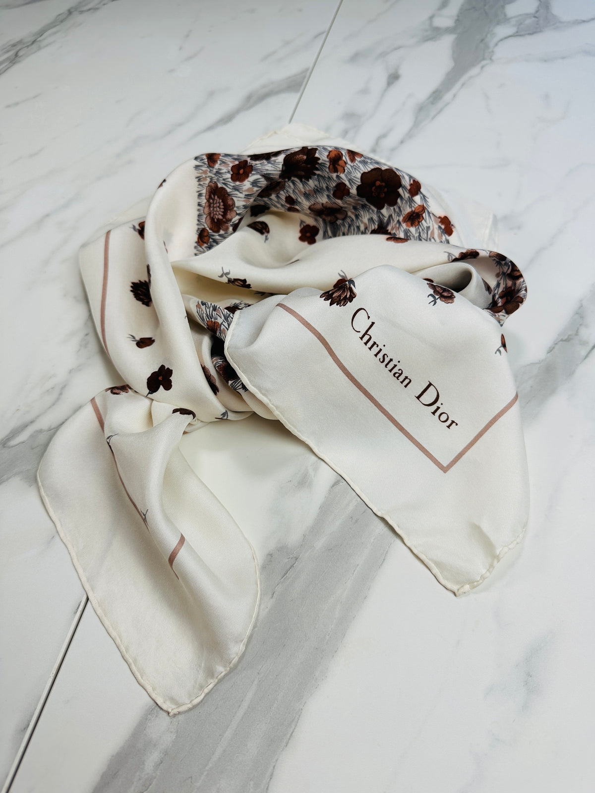 Carré Christian Dior en soie motif D floral vintage authentique