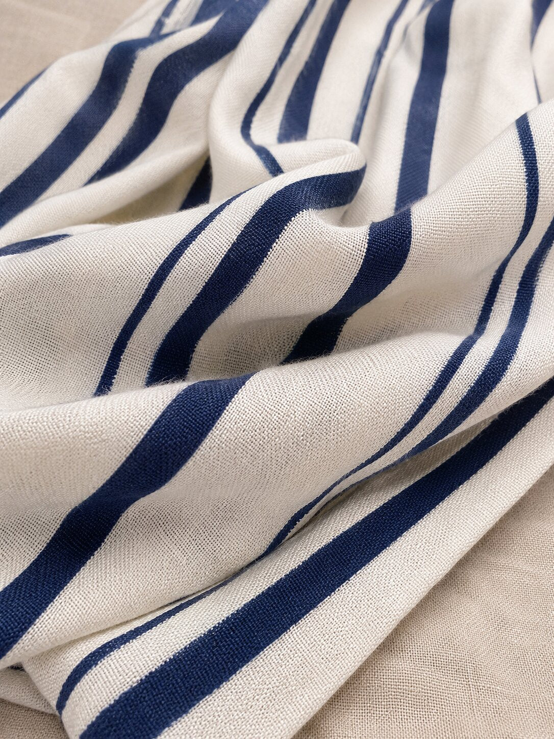 Authentique robe Louis Féraud Paris en soie à rayures bleu marine et blanc cassé