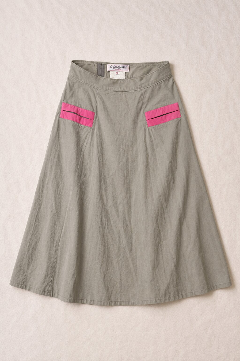 Jupe évasée Yves Saint Laurent en coton kaki – Détails fuchsia authentiques vintage
