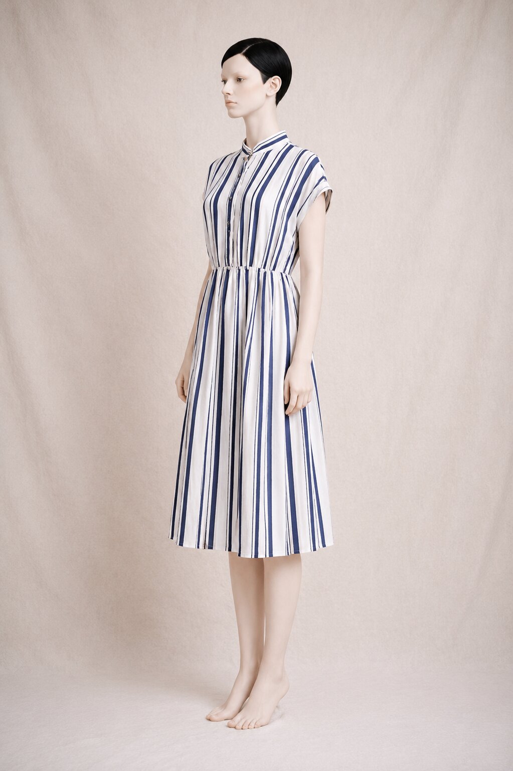 Authentique robe Louis Féraud Paris en soie à rayures bleu marine et blanc cassé