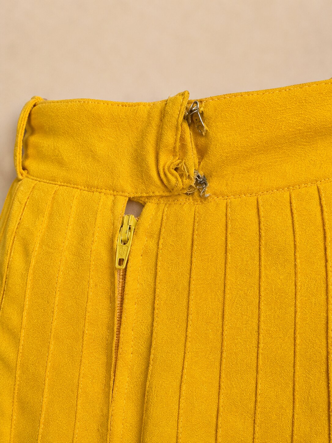 Jupe plissée vintage Jean-Louis Scherrer Boutique Paris jaune soleil