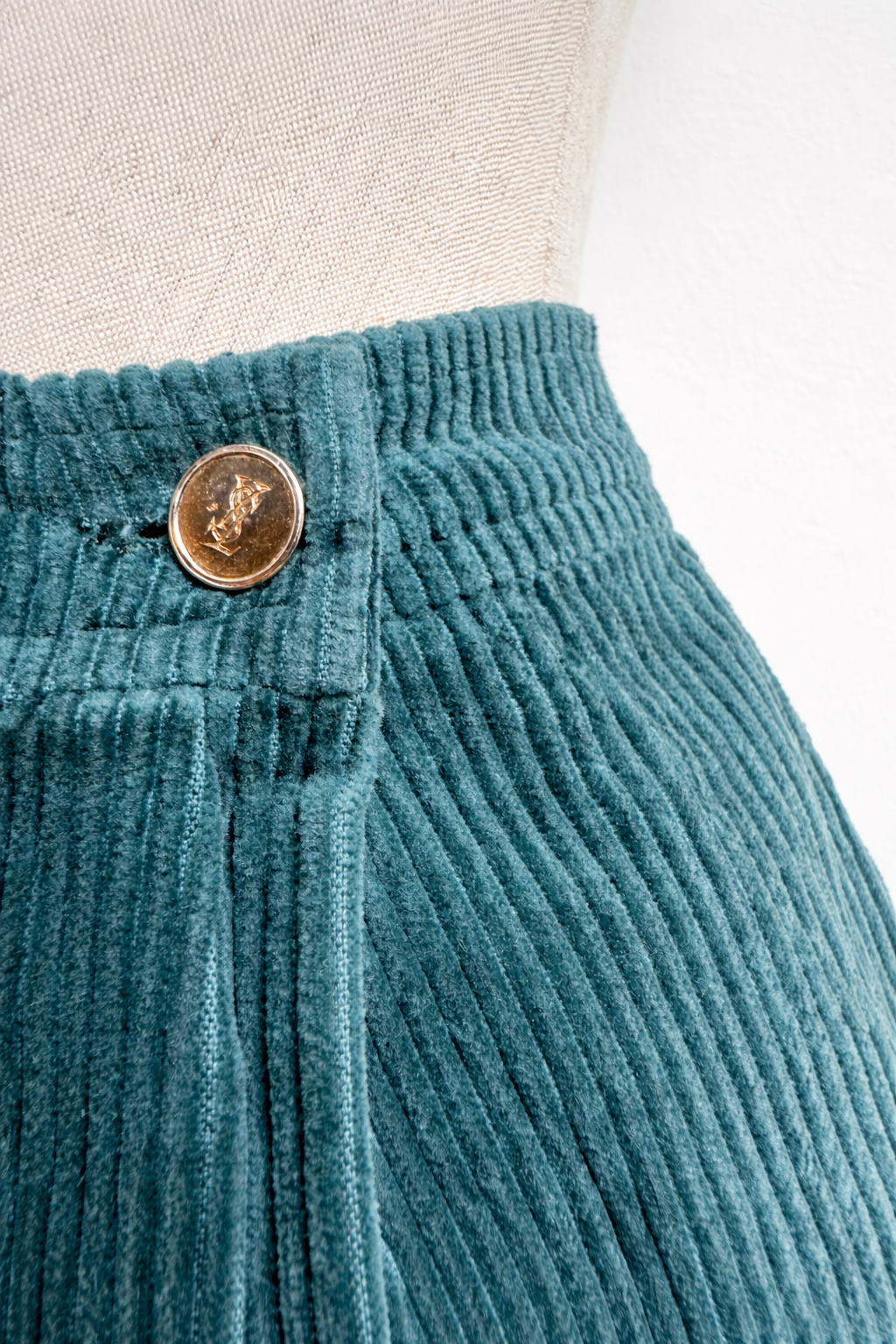 Jupe portefeuille en velours côtelé émeraude Yves Sainte Laurent vintage