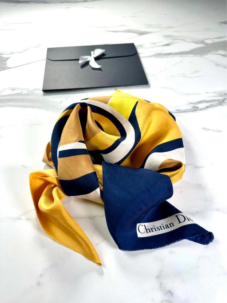 Grand carré en soie jaune et bleu Christian Dior vintage
