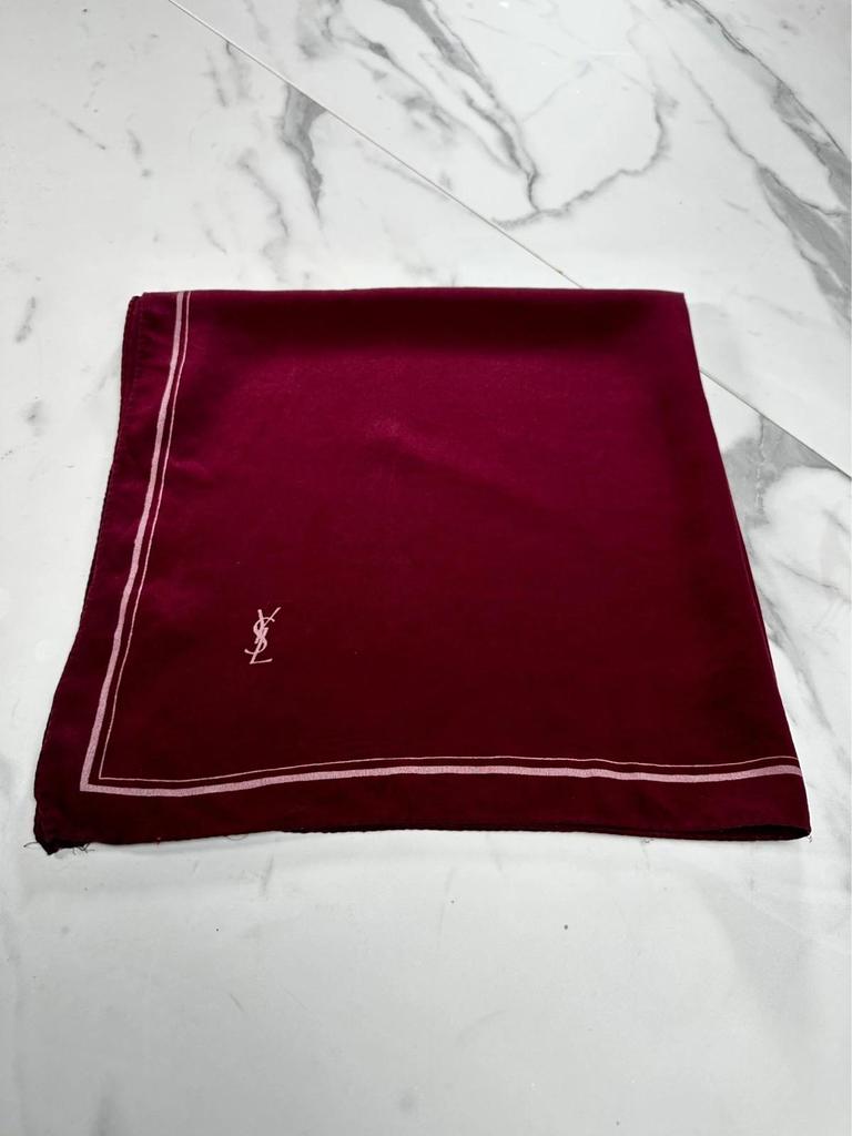 Carré en soie Yves Saint Laurent