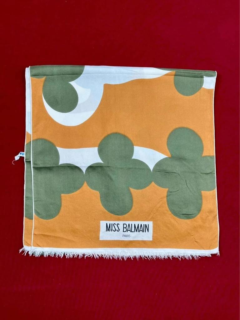 Foulard en soie Miss Balmain vintage