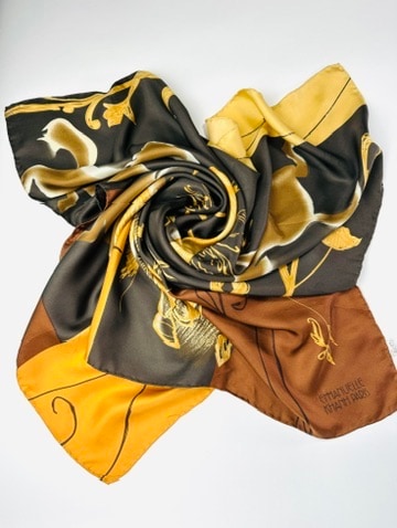 Grand carré Emmanuelle Khanh en soie marron et jaune motif équestre vintage authentique