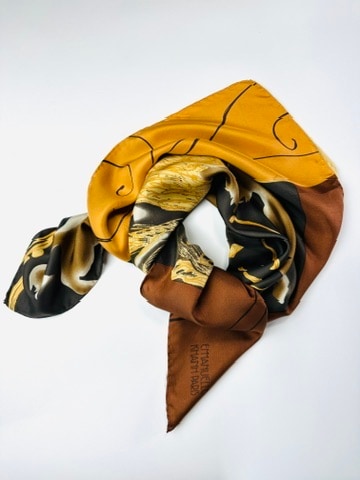 Grand carré Emmanuelle Khanh en soie marron et jaune motif équestre vintage authentique