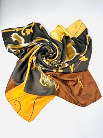Grand carré Emmanuelle Khanh en soie marron et jaune motif équestre vintage authentique