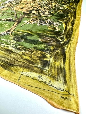 Carré Pierre Balmain en soie verte et jaune motif automne floral vintage authentique