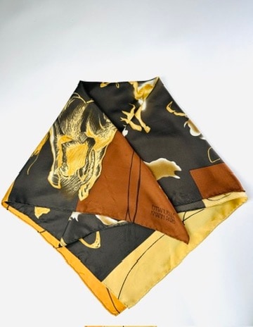 Grand carré Emmanuelle Khanh en soie marron et jaune motif équestre vintage authentique