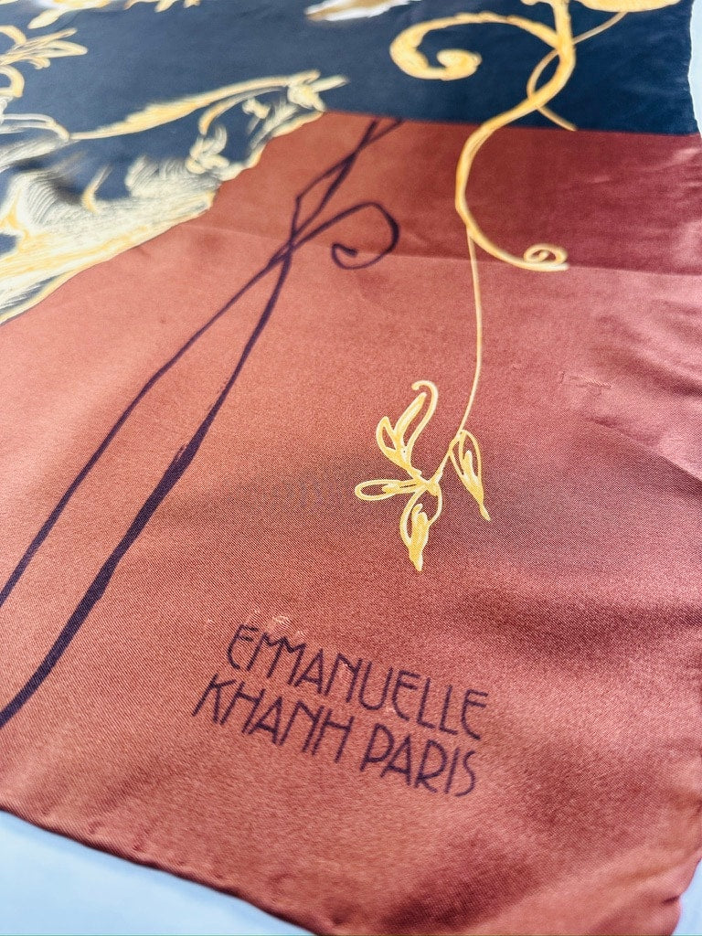 Grand carré Emmanuelle Khanh en soie marron et jaune motif équestre vintage authentique