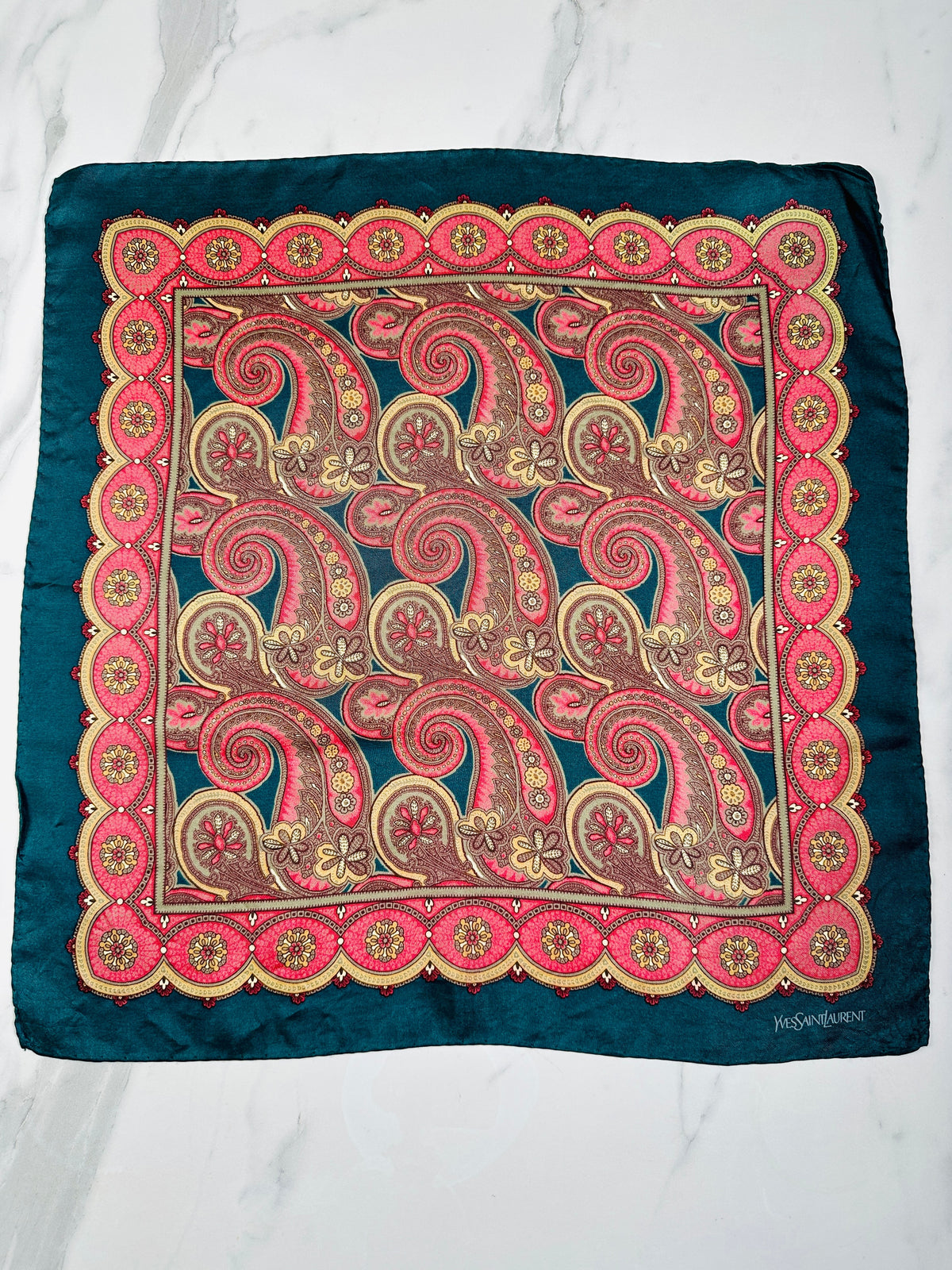Petit carré Yves Saint Laurent en soie vert et rouge motif cachemire vintage authentique