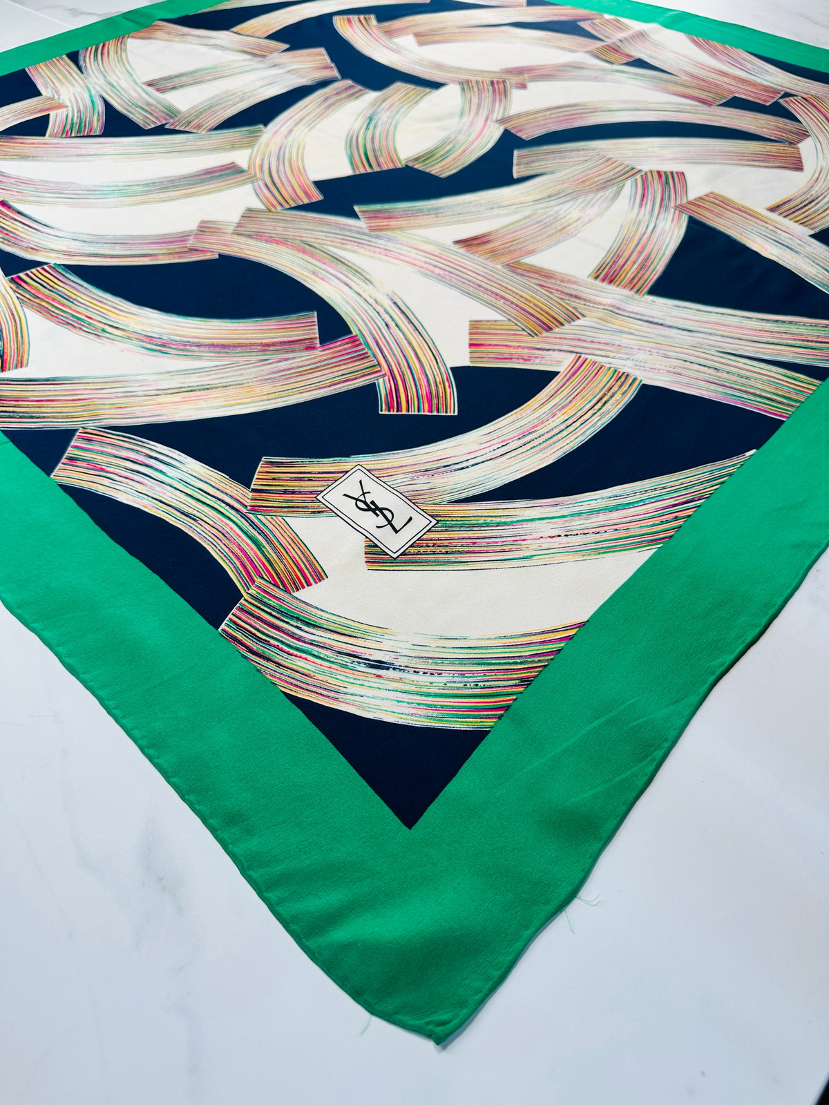 Grand foulard Yves Saint Laurent en soie verte et bleu marine avec motif abstrait vintage authentique