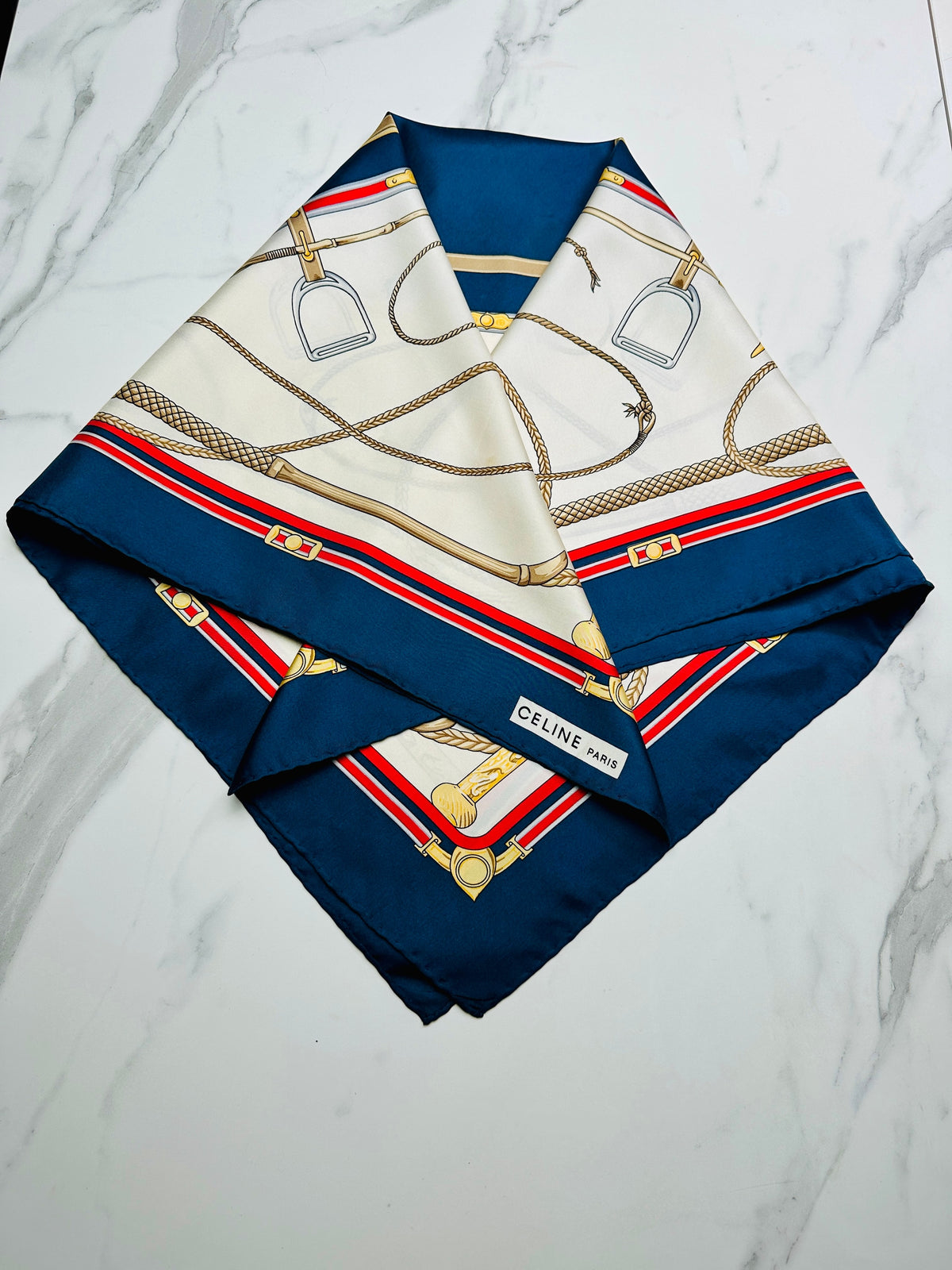 Foulard Céline Vintage Authentique en Soie Marine et Crème à Motif Équestre