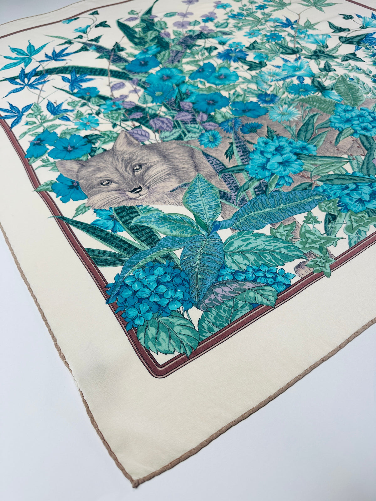 Grand carré Christian Dior en soie crème et bleu motif floral vintage authentique