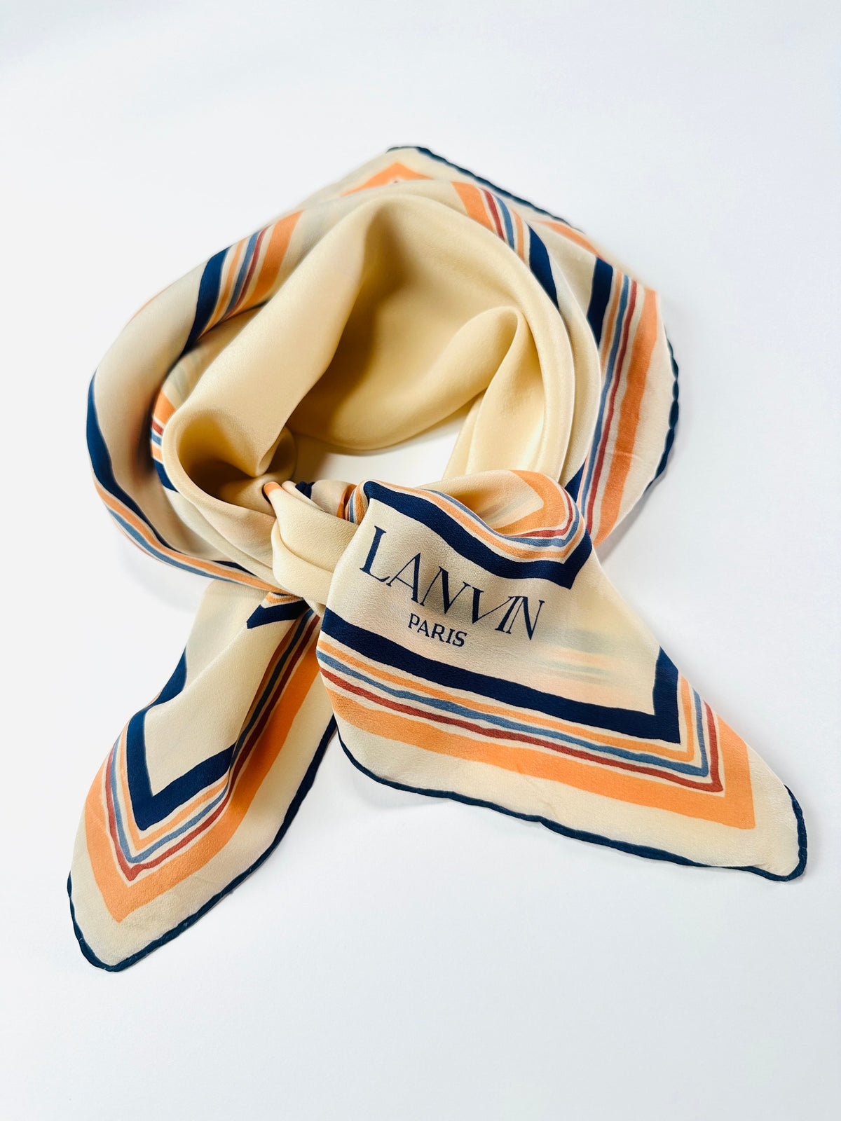 Carré Lanvin en soie crème et marine motif géométrique vintage authentique
