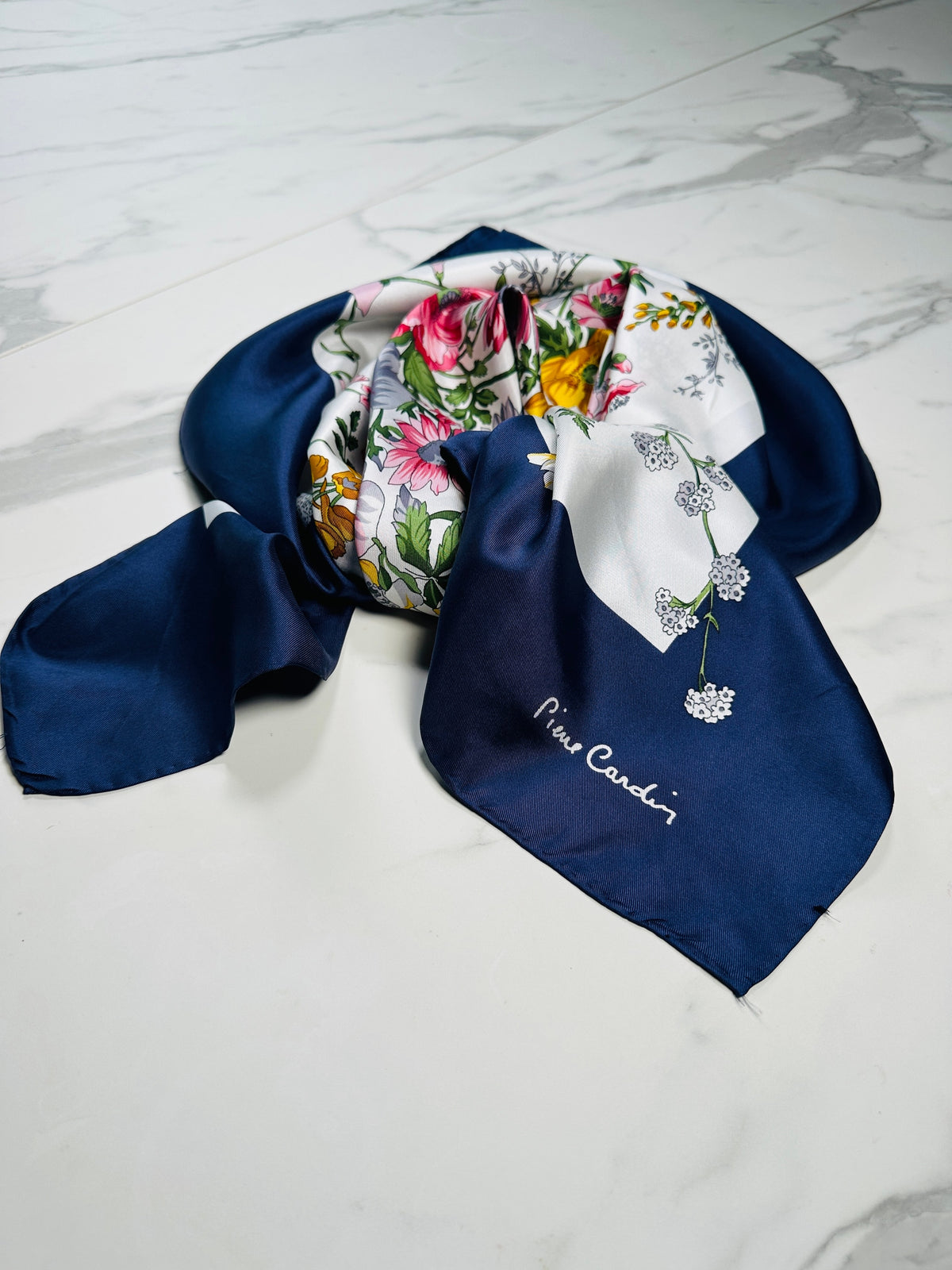 Grand foulard en soie Pierre Cardin bleu marine et blanc avec motif floral vintage authentique