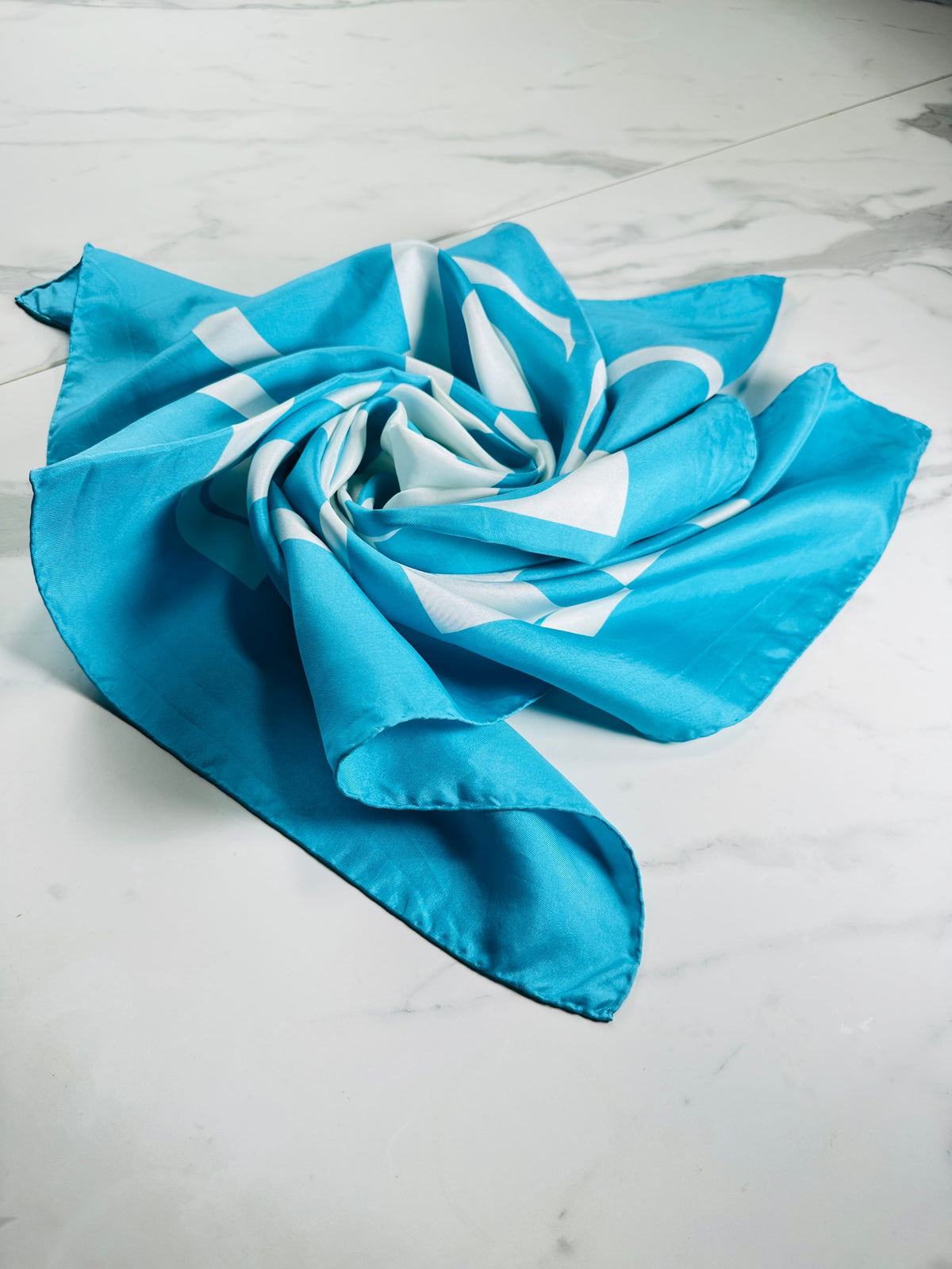Foulard en soie Balenciaga vintage authentique à motif logo bleu et blanc