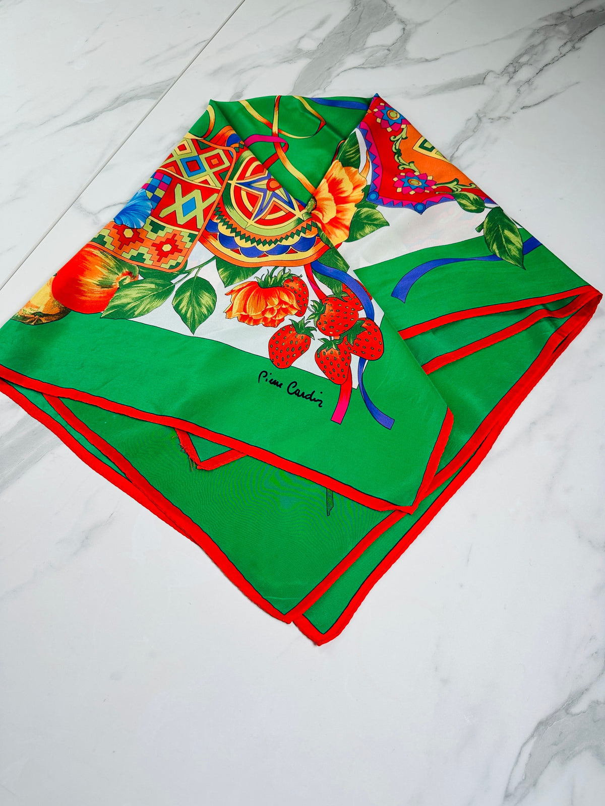 Grand carré Pierre Cardin en soie vert et rouge motif floral vintage authentique