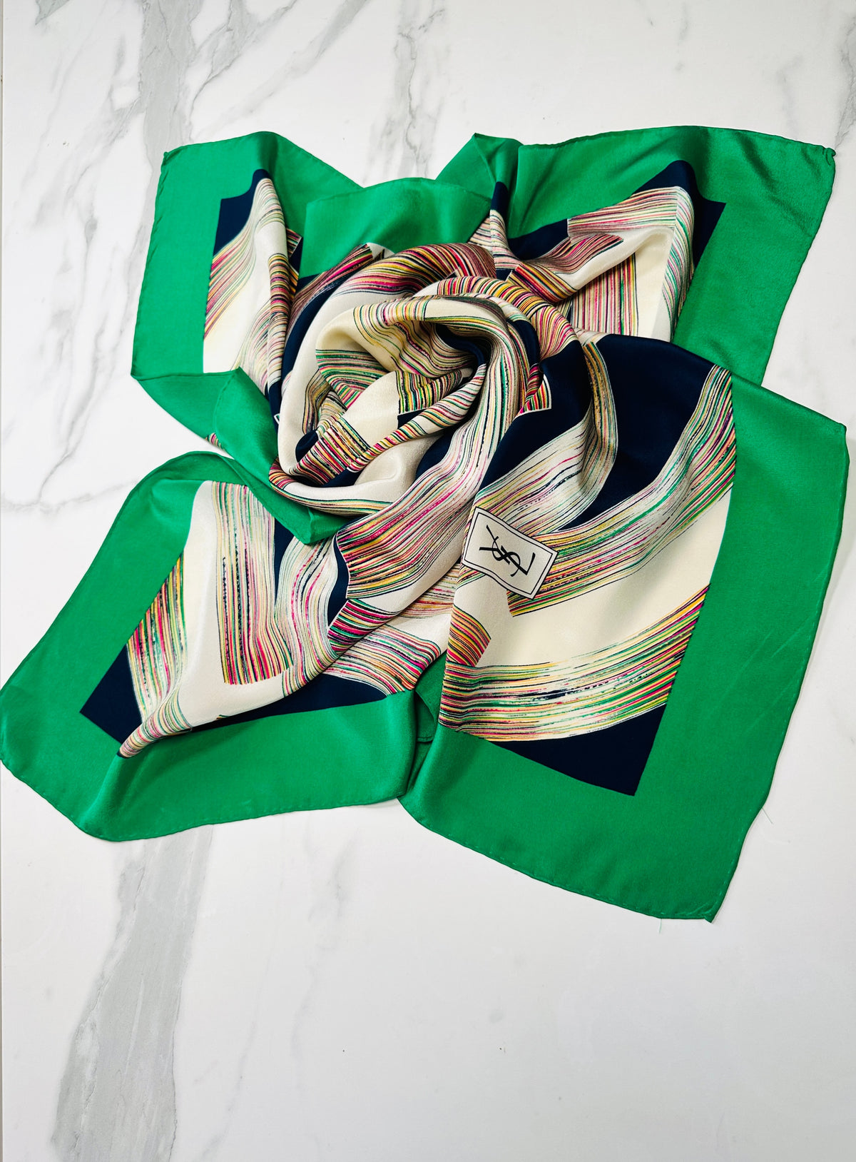 Grand foulard Yves Saint Laurent en soie verte et bleu marine avec motif abstrait vintage authentique