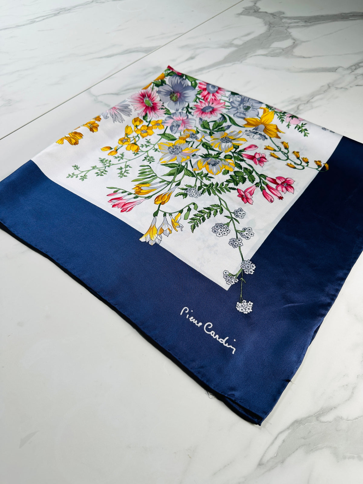 Grand foulard en soie Pierre Cardin bleu marine et blanc avec motif floral vintage authentique