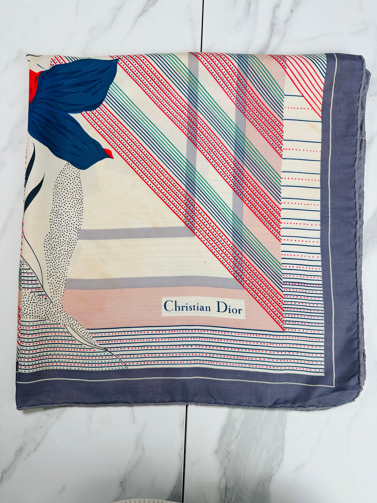 Carré Christian Dior en soie satinée bleu marine et rose motif floral vintage authentique
