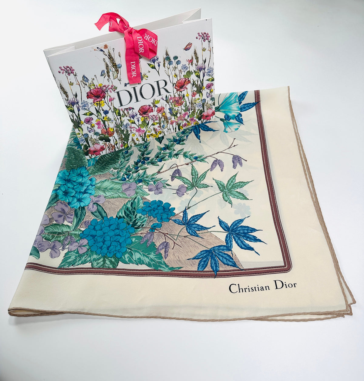 Grand carré Christian Dior en soie crème et bleu motif floral vintage authentique