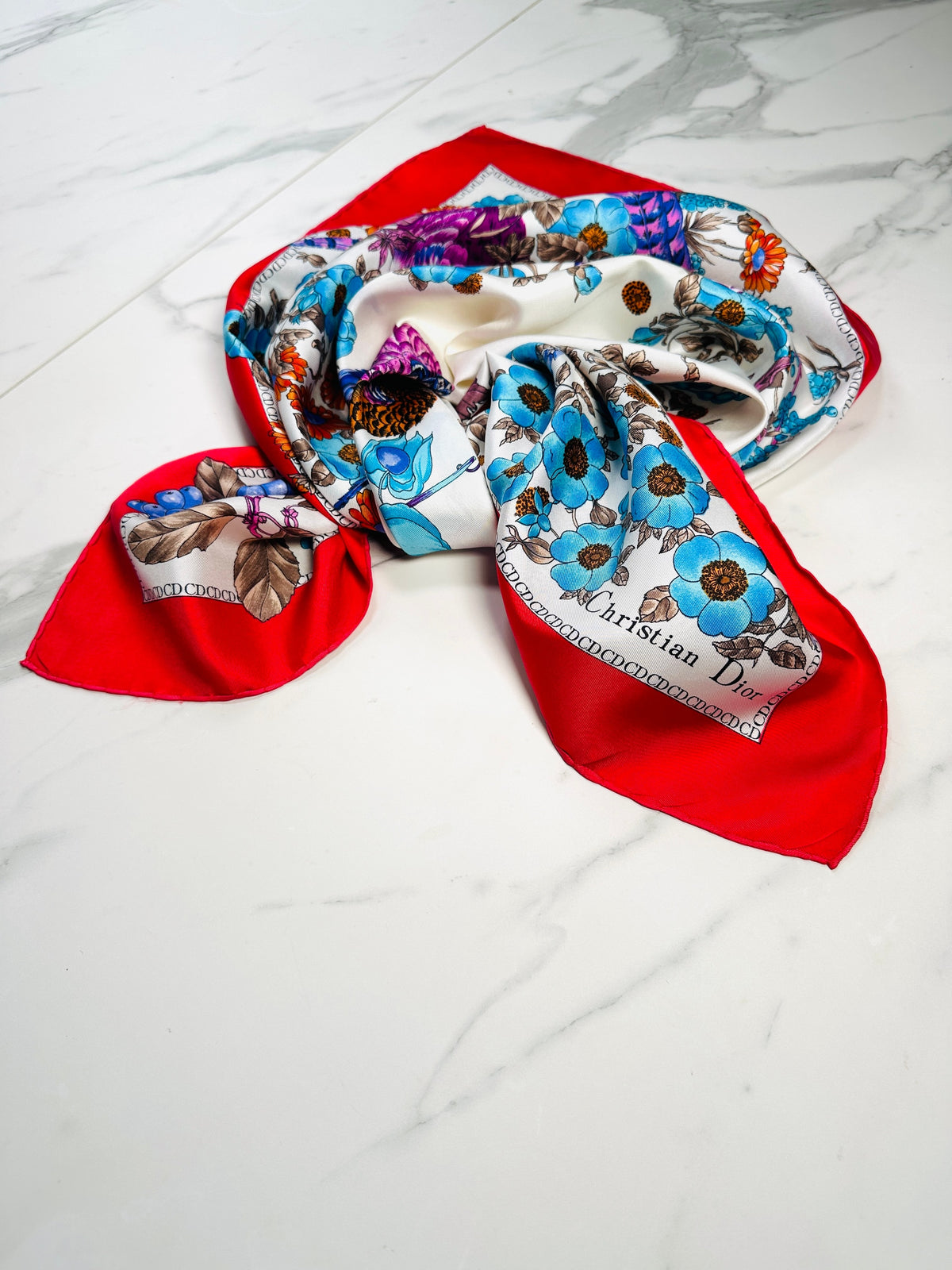Grand foulard Christian Dior en soie rouge et blanche avec motif floral vintage authentique