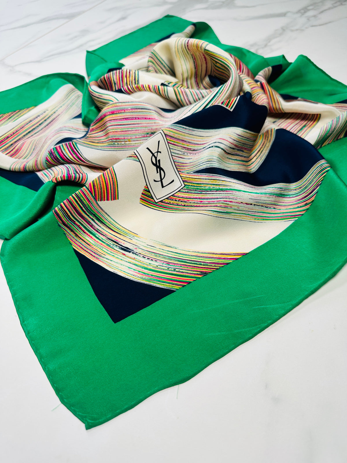 Grand foulard Yves Saint Laurent en soie verte et bleu marine avec motif abstrait vintage authentique