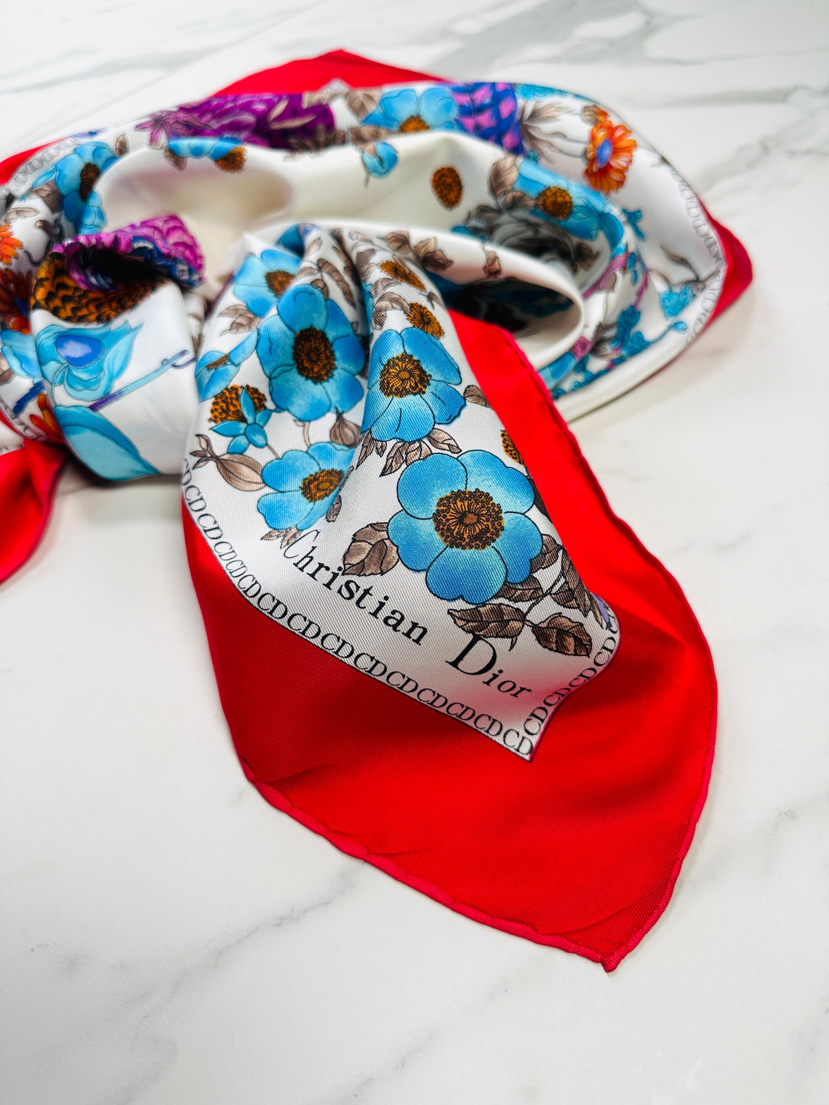 Grand foulard Christian Dior en soie rouge et blanche avec motif floral vintage authentique