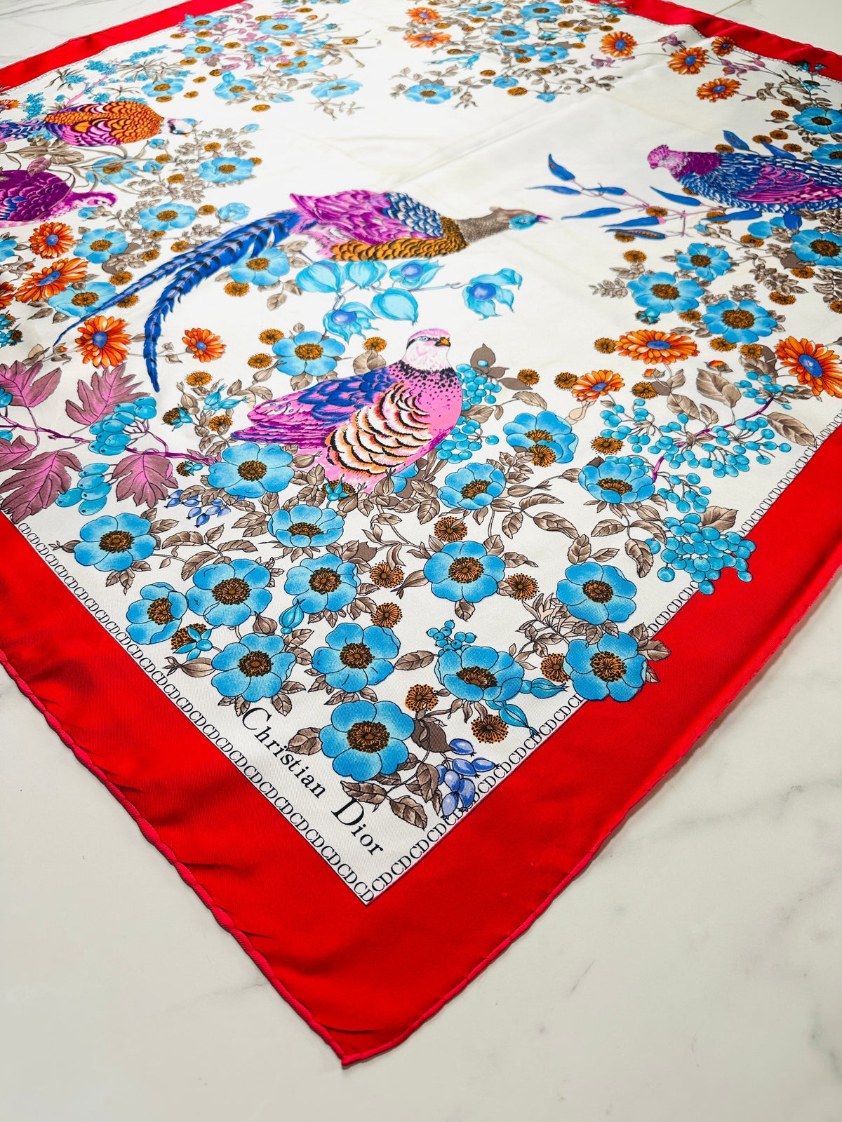 Grand foulard Christian Dior en soie rouge et blanche avec motif floral vintage authentique