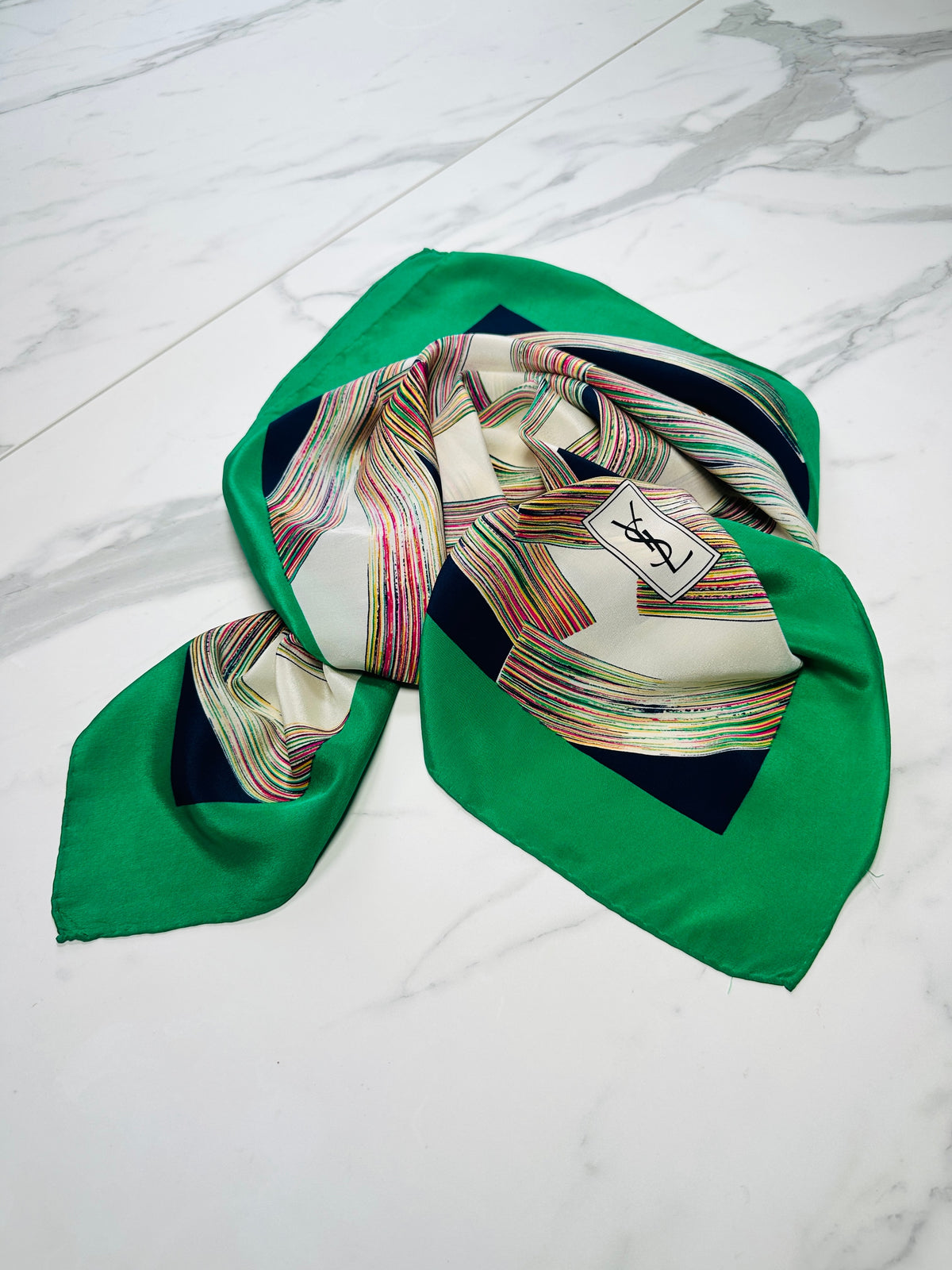Grand foulard Yves Saint Laurent en soie verte et bleu marine avec motif abstrait vintage authentique